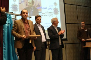 از چپ: دکتر فرامرز آشنای قاسمی (پژوهشگر برتر دانشگاه)، دکتر حمید رضا عظمتی (رئیس دانشگاه)، دکتر مهدی نوید ادهم (دبیرکل شورای عالی آموزش و پرورش) و آقای عباس شاه علی (کارشناس معاونت پژوهشی) - آذر 1394