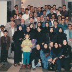 تصویری که حاضران در آن دیگر هیچگاه نمیتوانند چنین عکسی در کنار هم بگیرند. در این تصویر بخش اعظم سرمایه طنز کشور در آن ایام به چشم میخورد. بالاترین نقطه و وسط عکس، با پیراهن سورمهای، جواد علیزاده (کاریکاتوریست و سردبیر نشریه "طنز و کاریکاتور")، پایین و راست، با کت آبی، کامیار شاپور (یادگار "پرویز شاپور" و "فروغ فرخزاد")، فرد ایستاده بالای سر کامیار شاپور و با پیراهن سبز، فرامرز آشنای قاسمی (طنزپرداز)، ایستاده در پایین و چپ، پشت سر دختر خانمی با پیراهن زرد، فرانک ظریفی (طنزپرداز)، بالا و راست، با کت مشکی و پیراهن آبی، شهرام جوادینژاد (طنزپرداز)، میانه و چپ، با کت شکلاتی و پیراهن تیره، پرویز روحبخش (شاعر)، بالا و چپ، با عینک، زنده یاد ابراهیم صهبا (شاعر)، مهر 1373.