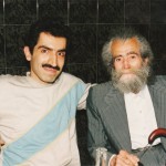 از راست: زندهیاد پرویز شاپور (طنزپرداز، همسر "فروغ فرخزاد" و خالق ژانر "کاریکلماتور") و فرامرز آشنای قاسمی (طنزپرداز)، اردیبهشت 1373.