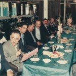 از چپ: زندهیاد مرتضی فرجیان (طنزپرداز و سردبیر نشریات "گل آقا")، زنده یاد کیومرث صابری فومنی، علی دهباشی (نویسنده و سردبیر نشریاتی چون "بخارا")، هوشنگ مرادی کرمانی، بهاءالدین خرمشاهی (نویسنده و محقق)، بهروز قطبی (طنزپرداز) و در انتهای تصویر، فرد ایستاده با پیراهن سبز، فرامرز آشنای قاسمی (طنزپرداز)، مهر 1373.