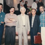 از راست: احمد عبدالهینیا (کاریکاتوریست)، هوشنگ مرادی کرمانی (نویسنده، برنده جایزه ادبی "هانس کریستین اندرسن" و خالق "قصههای مجید")، زندهیاد محمد قاضی (مترجم)، احمد عربانی (کاریکاتوریست) و فرامرز آشنای قاسمی (طنزپرداز)، مهر 1373.