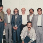 از راست: ایستاده، احمد عربانی، زندهیاد محمد پورثانی (طنزپرداز)، زنده یاد علی بهروزنسب (نویسنده)، زنده یاد منوچهر احترامی، زنده یاد پرویز شاپور، زنده یاد محمد قاضی، زنده یاد عمران صلاحی (طنزپرداز)، فرامرز آشنای قاسمی (طنزپرداز) و نشسته، بیژن ابهری (طنزپرداز)، مهر 1373.