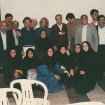 از راست: ایستاده، نفر اول، آذریار مجتبوی نائینی (طنزپرداز)، نفر سوم، سیامک ظریفی (طنزپرداز)، نفر هفتم، احمد رضا احمدی (شاعر)، نفر دهم، ناصر پاکشیر (کاریکاتوریست)، نفر یازدهم، زندهیاد ناصر چولایی وکیلی (طنزپرداز)، نفر سیزدهم، زندهیاد ذبیح ا... پیرقمی (طنزپرداز) و از راست نشسته، نفر اول، فرامرز آشنای قاسمی (طنزپرداز) و نفر چهارم، پوپک صابری فومنی (طنزپرداز، دختر و یادگار "گل آقا)، مهر 1373.