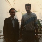 از راست: فرامرز آشنای قاسمی (طنزپرداز) و زندهیاد کیومرث صابری فومنی ("گل آقا"، طنزپرداز، خالق ستون "دو کلمه حرف حساب" و مدیر مسئول نشریات "گل آقا")، اردیبهشت 1373.